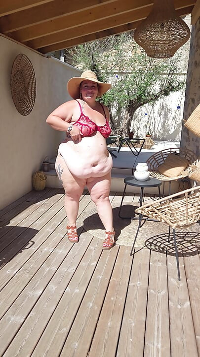 Mă arăt goală afară de lângă piscină
