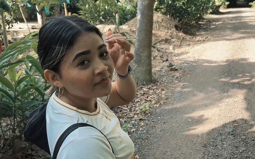 I Met a Girl on the Way to the Beach and She Took Me to Live Something I Didn’t Expect