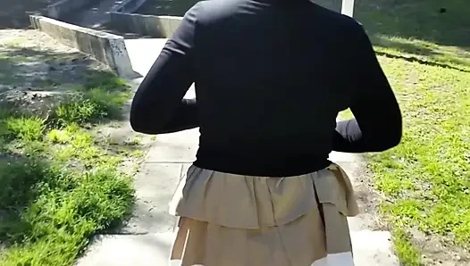 Rok mini luar ruangan tanpa celana dalam dengan sumbat anal