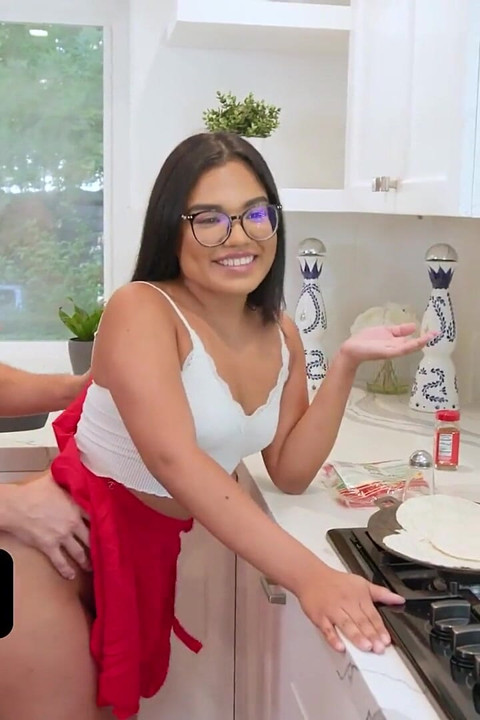 Busty Curvy Summer Col & Slimthick Vic Μοιραστείτε τον πούτσο σε καυτό τρίο