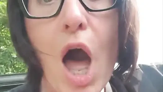 Julie yine otoparkta sıçrayarak