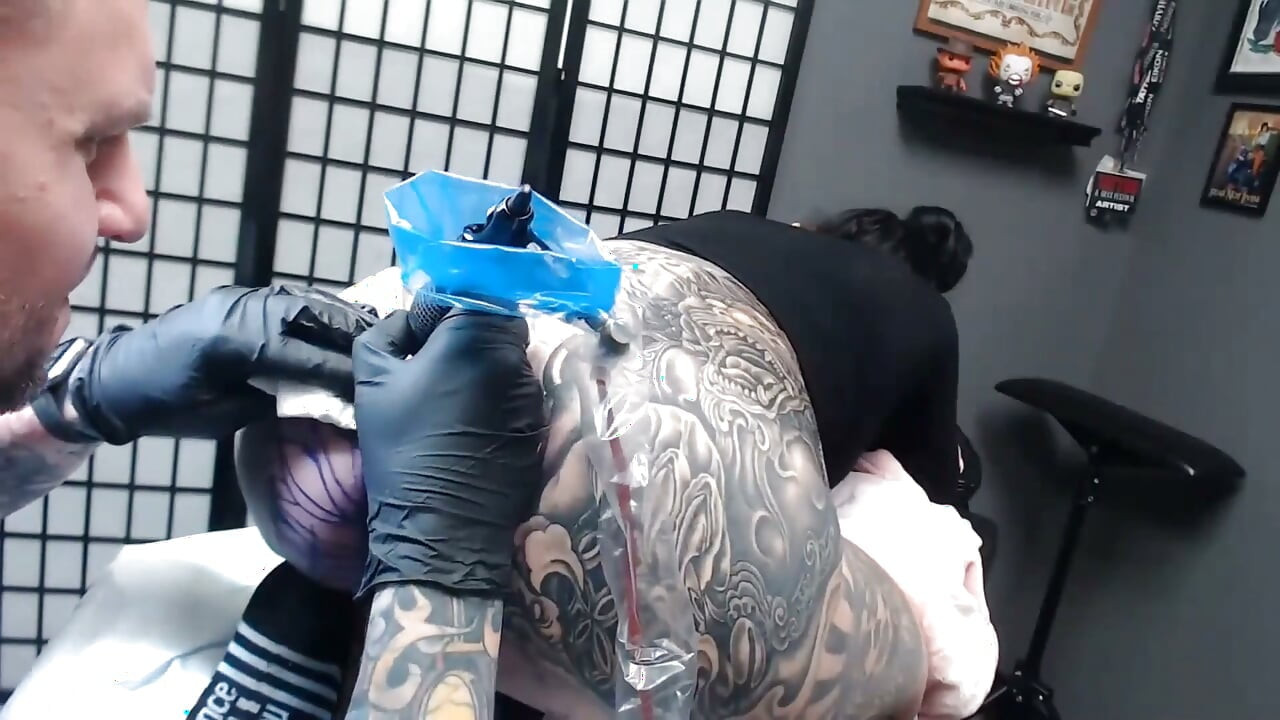Kontgat 4,5 uur laten tatoeëren