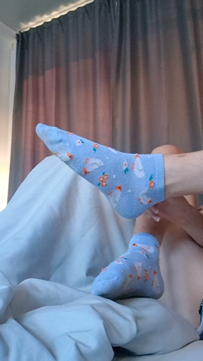 Worship my feet like a good boy
