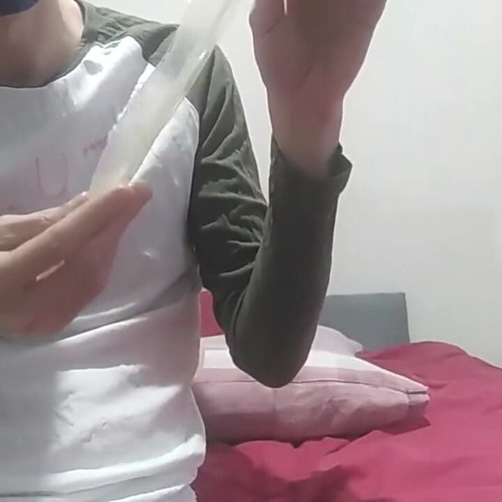 Sammy Andrews用用过的避孕套射精自慰