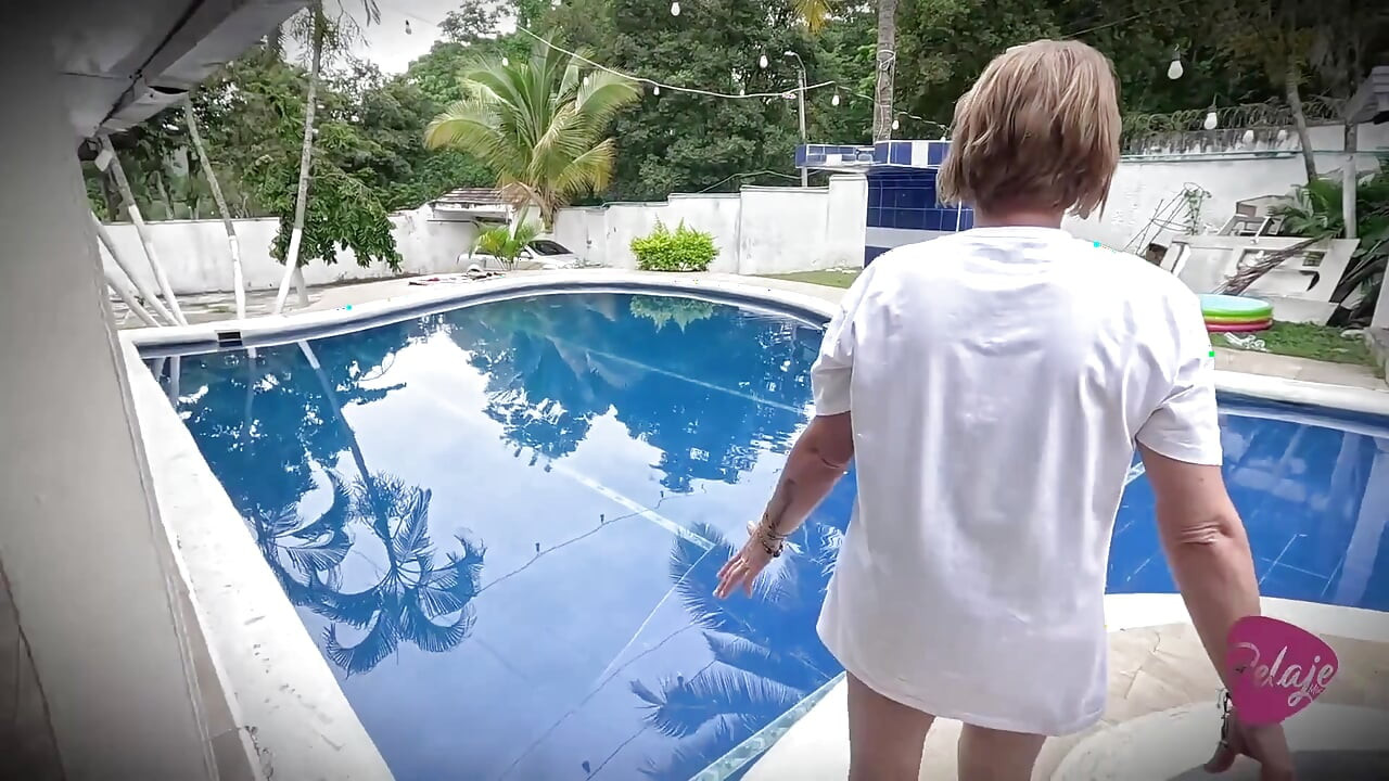 The Stepmother Caught Her Stepdaughter Playing with a Dildo in the Pool and Masturbated Her Until She Squirts.