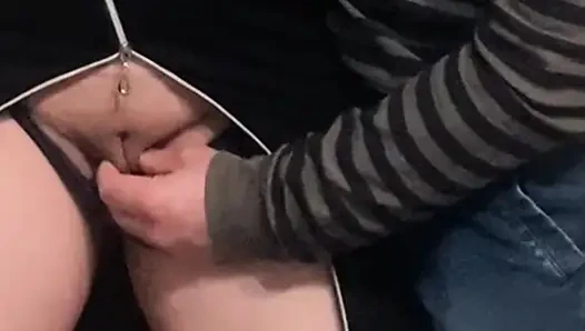 Omg!!! Kalabalık metrodaki yabancı - amcık parmaklıyor