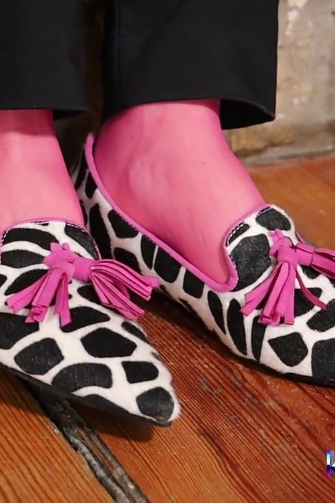 Senzualno Dangling & Shoeplay u roze čarapama - Loafers & Clogs