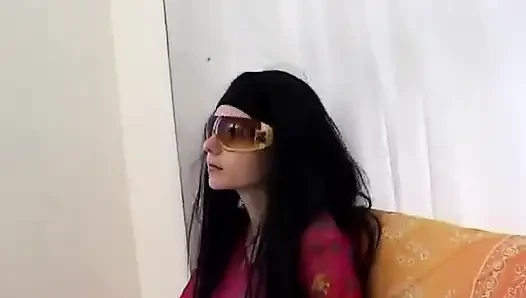 Italienisches amateur-mädchen mit sonnenbrille gefilmt, während sie gefickt wird