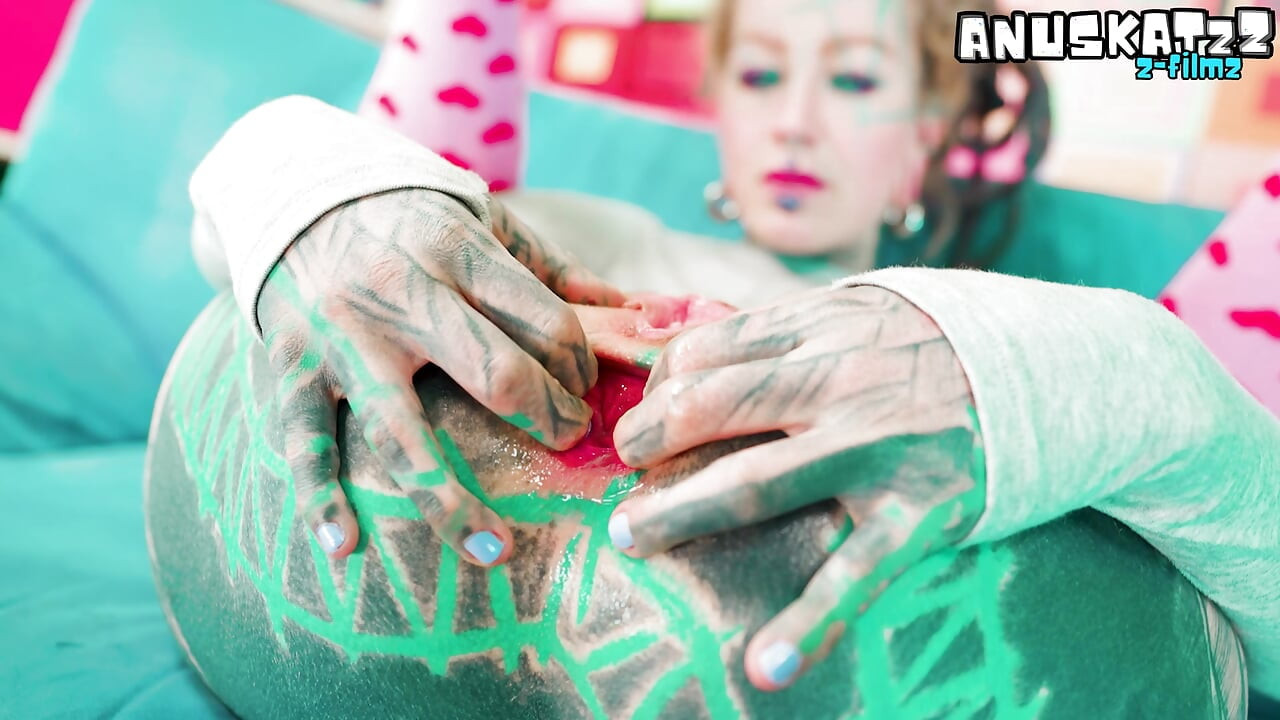 Kochająca anal alt gwiazda porno bierze głęboko wytatuowany kutas - ekstremalnie rozdziawiony tyłek