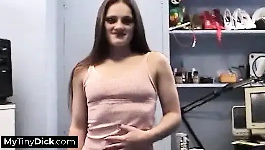 Ее энтузиазм неоправимый, поскольку она лежит на кровати