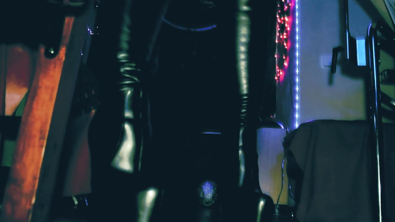 Nyonya eva lateks fetish sepatu bot kulit lengkap domina berseragam bdsm kink milf hot