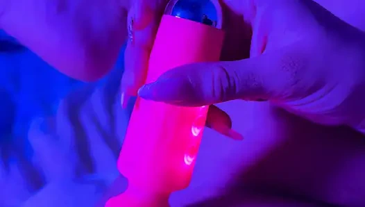 Извращенная студентка трахает свою киску, думая о своем отчиме