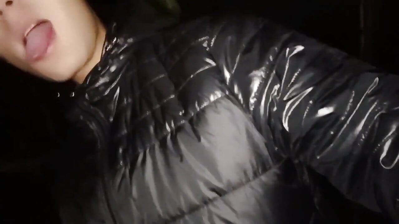 屋外けいれんとザーメンと冬の光沢のあるジャケット