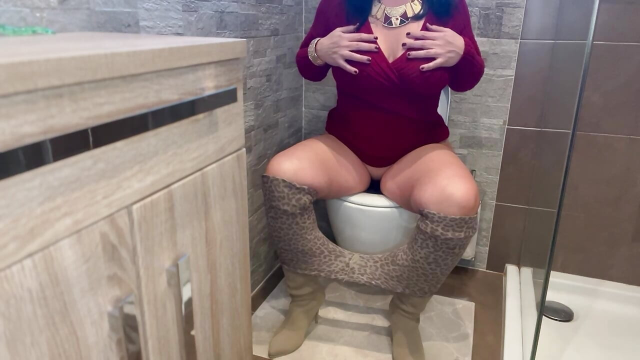 Otäck kåt MILF med enorma bröstvårtor och stor fitta på toaletten