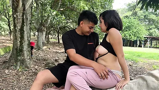 Moans In The Woods: Ich sah ein Paar draußen richtig Gas geben und masturbierte während der Aufnahme