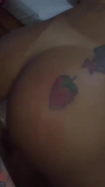 Follando ruedas en el culo de la travesti | Clip 3