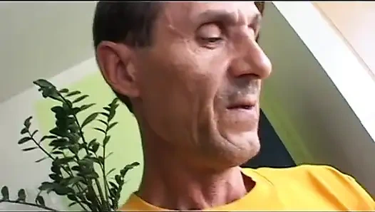 Tidak ada yang membandingkan ayah tiriku - ayo babbo non ce nessuno (film porno lengkap)