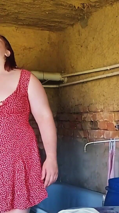 Eu fodi uma prostituta do interior bem no celeiro onde ela estava lavando roupa | Clipe 2