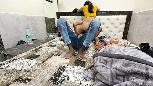 Ne zaman yanlış bir jest yaptı, aynı zamanda fırsatı kaçırmadı, penisi ağzına koydu sonra