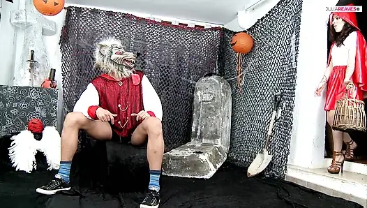 Tätowiertes mädchen hüpft auf einem massiven schwanz und isst dann sperma