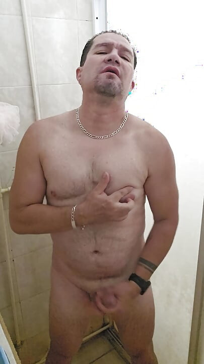 Banyo yapıp penisimle oynuyorum
