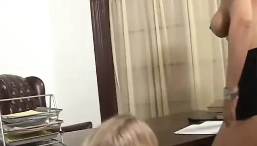 Лесбийское доминирование чернокожая учительница расстраивает сексуальную киску своей студентки страпоном