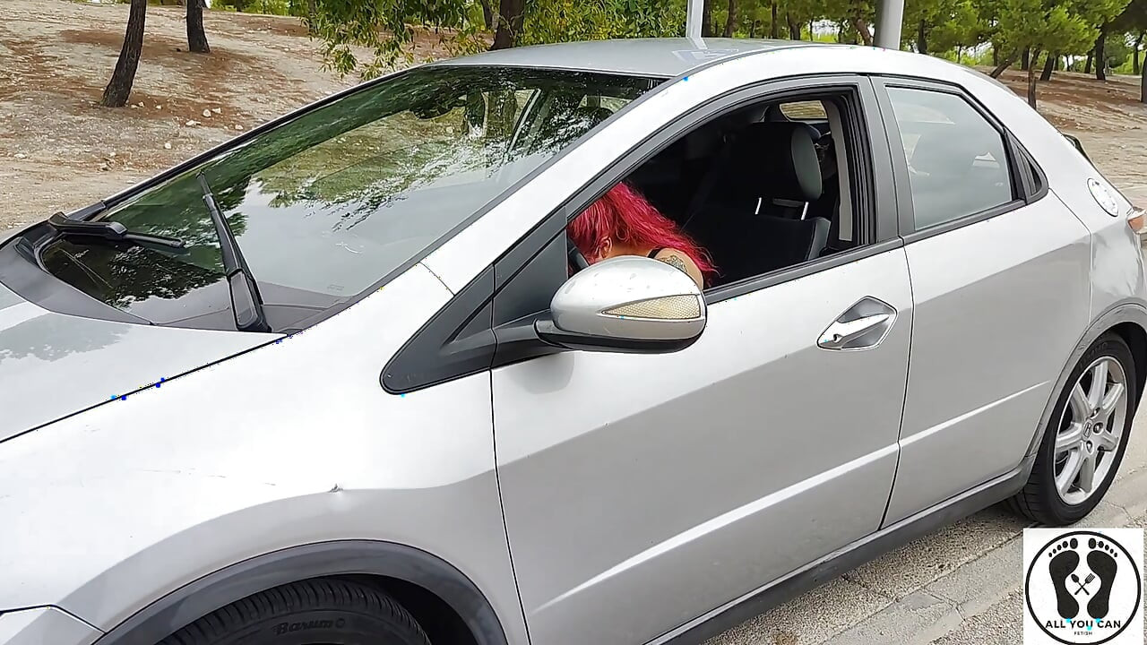 Відчайдушна жінка в біді зі своїм автомобільним жіночим відчаєм