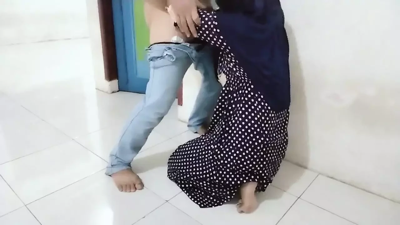 Di rumah yang sepi, kebetulan ada petugas kebersihan rumah