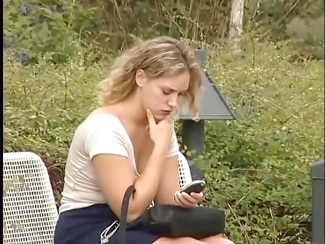 Śliczna blond laska wieje twardego kutasa na zewnątrz