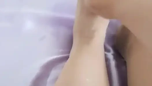 МАССАЖ СТУПНЕЙ СО СЛИВКАМИ ДЛЯ РУК И МОЛОКОМ ДЛЯ ТЕЛА