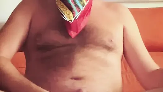 Küçük yaraklı kıllı kovboy kanepede mastürbasyon yapıyor