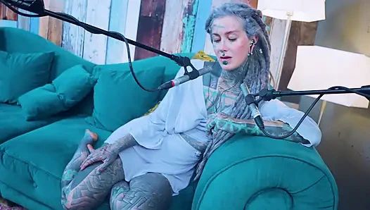 G - grattitude- asmr podcast sfw konuşuyor gotik sıska kız dreadlocks dövmeli model dövmeli kız
