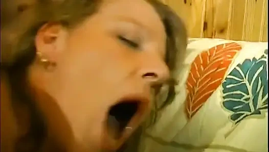 Videoda hediyelik eşya isteyen saf amatör bir çift