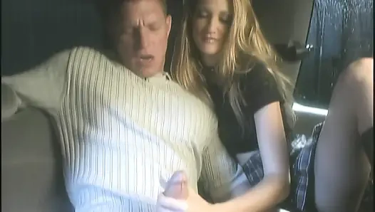 Cewek nakal rambut pirang ini suka banget dientot habis-habisan sampai tenggorokan