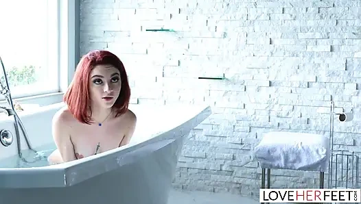 Die zierliche rothaarige lola fae bekommt fußanbetung