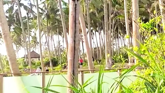 Genç çifti açık havada verandada sikiyor