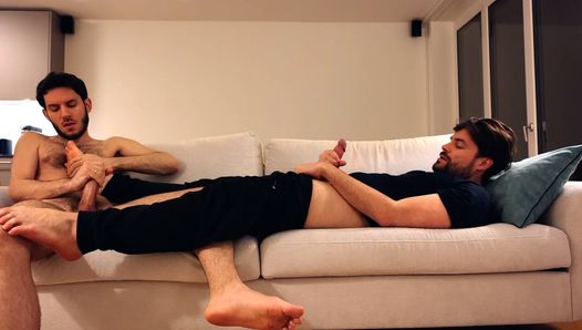 Massageando os pés bonitos do meu amigo e se masturbando juntos