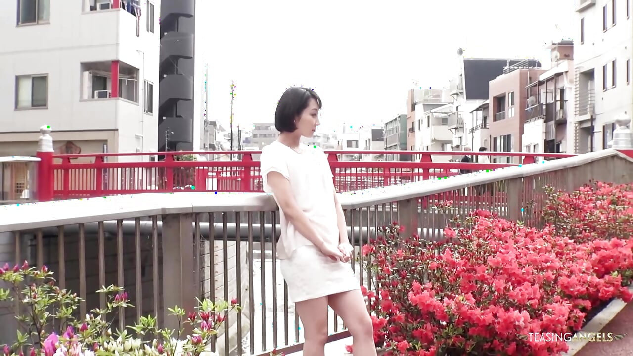 写真はアジア人モデルへのインタビューで締めくくられ、彼女は情熱的な口での活動に取り組む