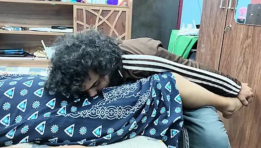 Ciuman pers pantat, ciuman leher, gesek memek dan ciuman di baju tidur