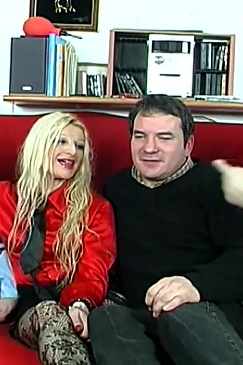 Loira sexy de meias pretas fisting com dois homens