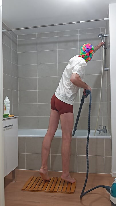 I'm finishing the steam cleaning of the bathtub (episode 3)