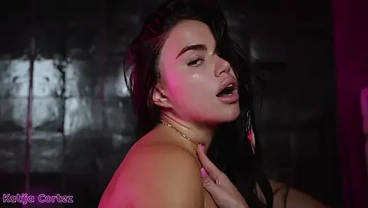 Heißes playboy-model ölt ihren heißen körper ein