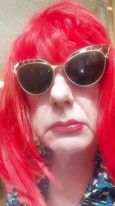 SMOKING VS120 MENTHOLS IN THE BATHROOM - PINK WIG, BLACK GLOVES