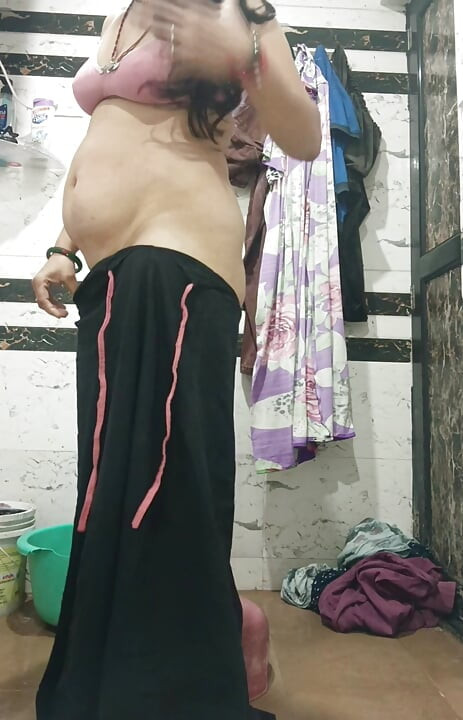 Priya si tante seksi india lagi asik muasin memeknya satu sama lain