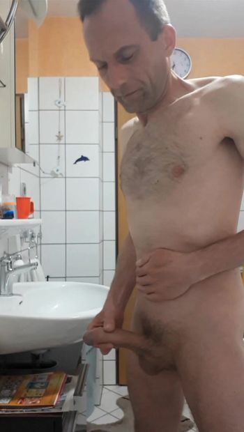 Petite branlette dans la salle de bain