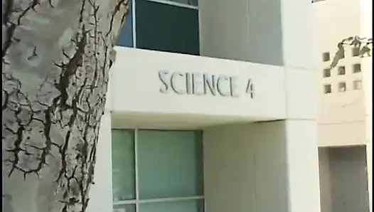 Sarışın üniversiteli kız amını emdiriyor ve yaşlı bir adam tarafından sikiliyor