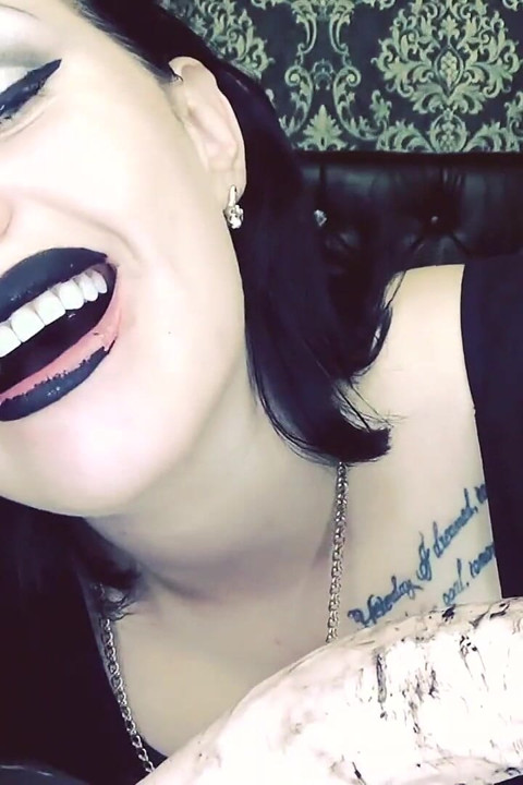Hongerige Vampirella bijt hard je pik met sterke perfecte tanden! Over Russische taal!
