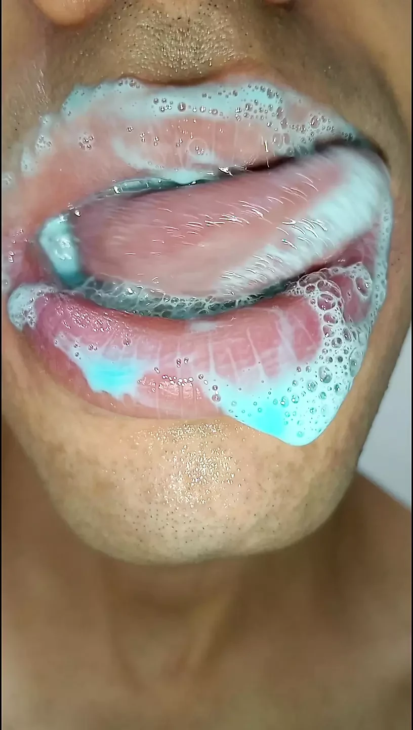 Barevný jazyk, tvrdá slina, šest balení, v tělocvičně mě málem chytili, sexy fitness, dlouhý jazyk