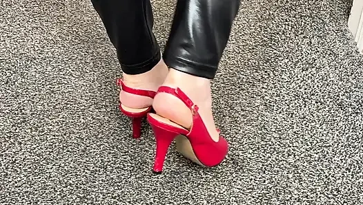 Nyonya Mature Feet memakai baju untuk kalian semua. 373