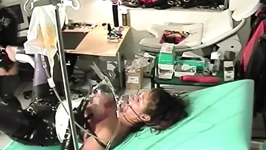 Dua dominasi Jerman lateks bersenang-senang dengan pria yang diikat